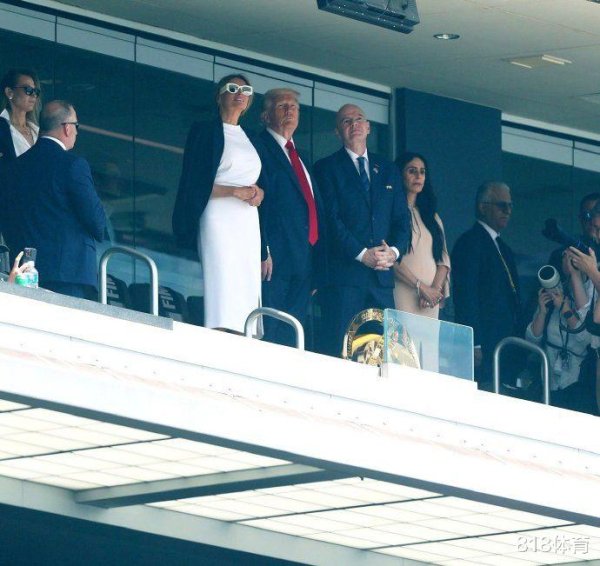 Cười! Trump đã tặng Chelsea mộ